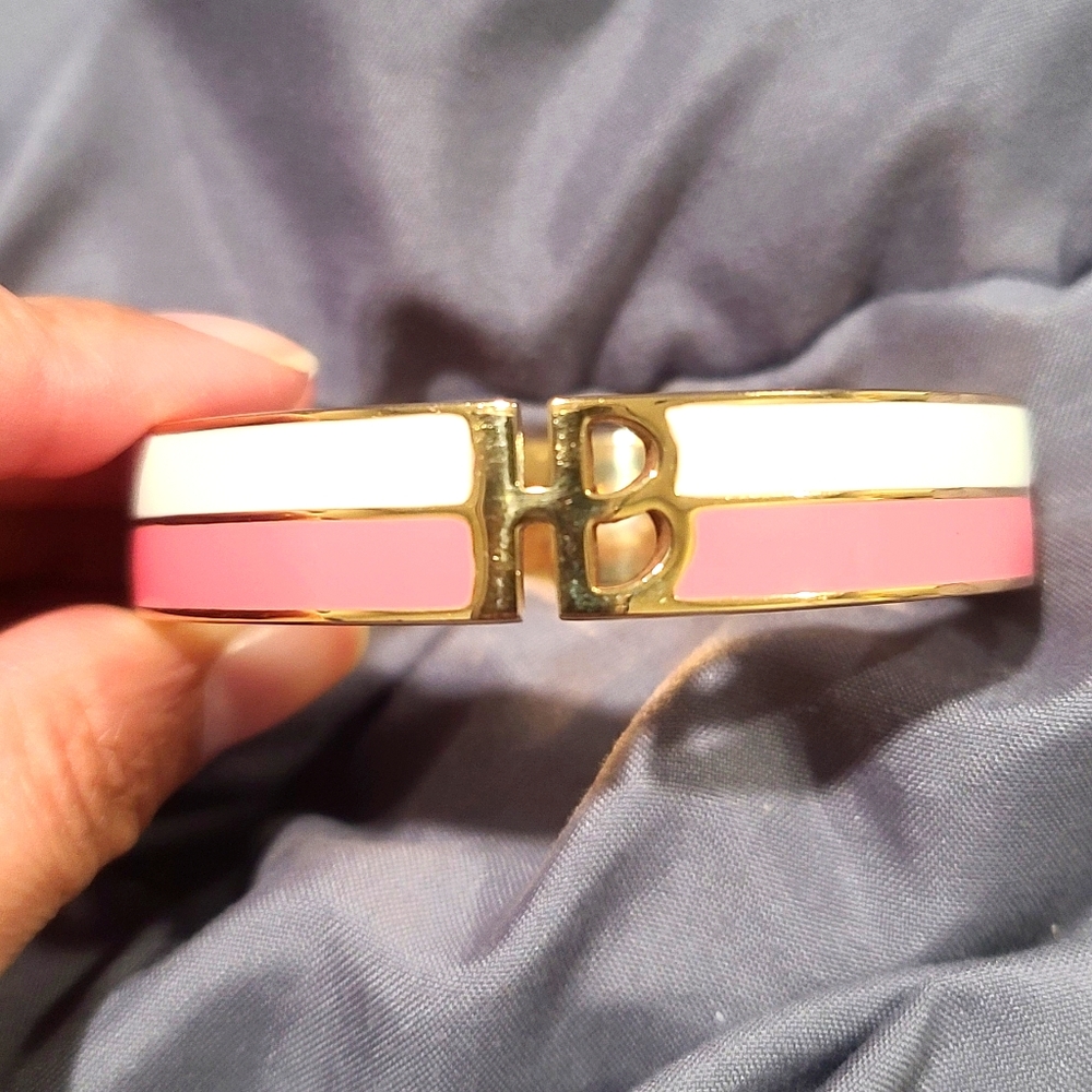 👶🧒👦🧑👦 Henri Bendel two tone HB bangle